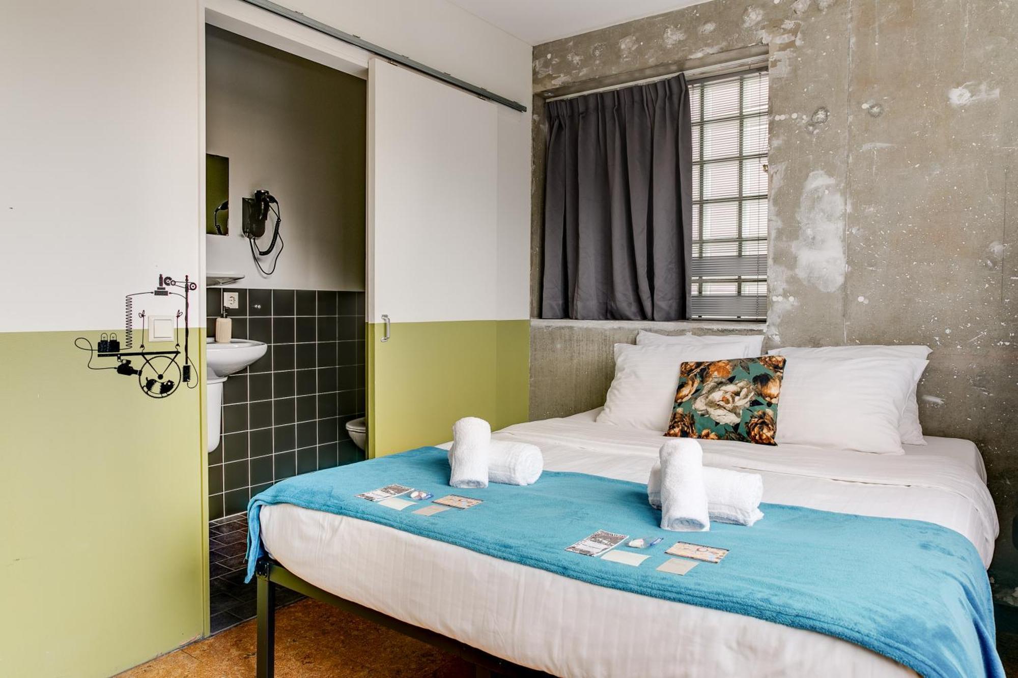 Habitación Doble Deluxe con baño privado y vistas al canal